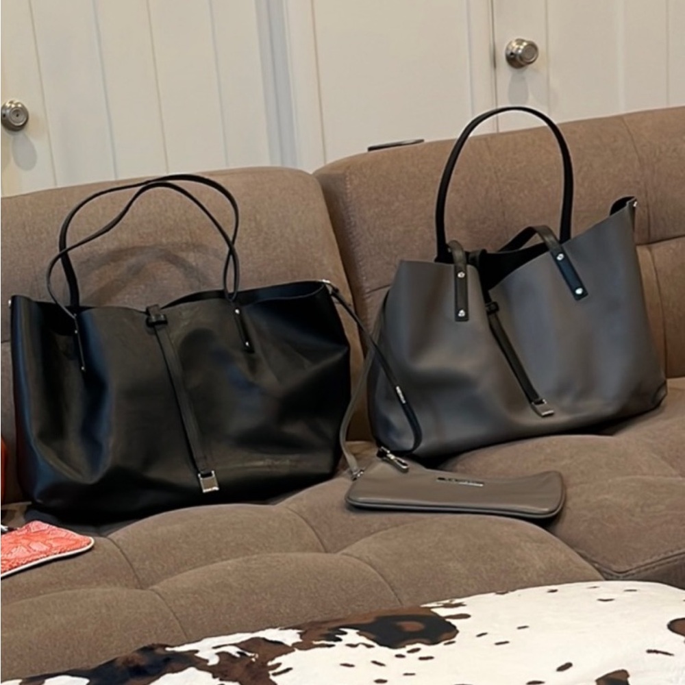 🩵 Tiffany & Co Reversible Tote Bags & Wristlet 🩵